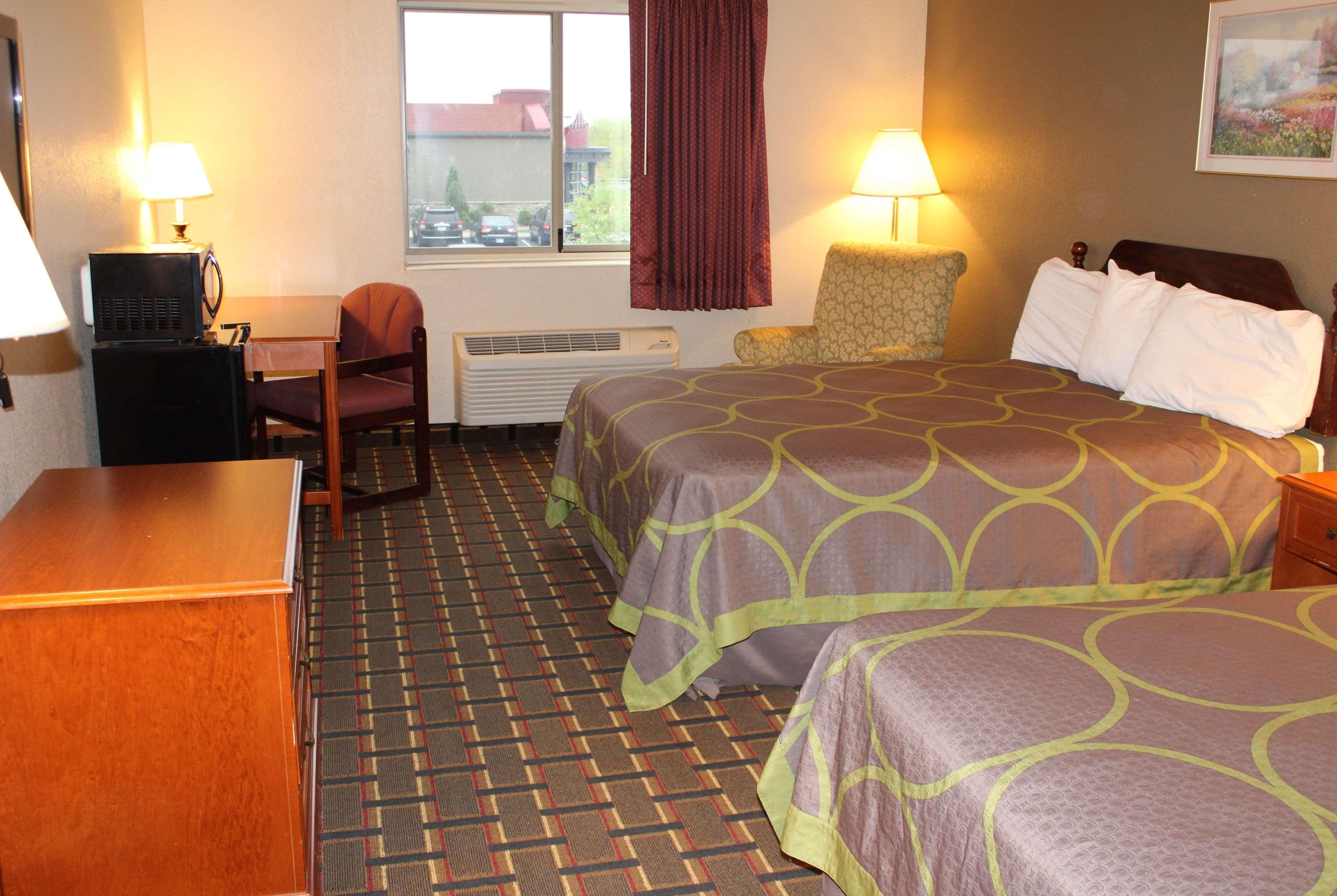 Super 8 by Wyndham Valparaiso Bagian luar foto
