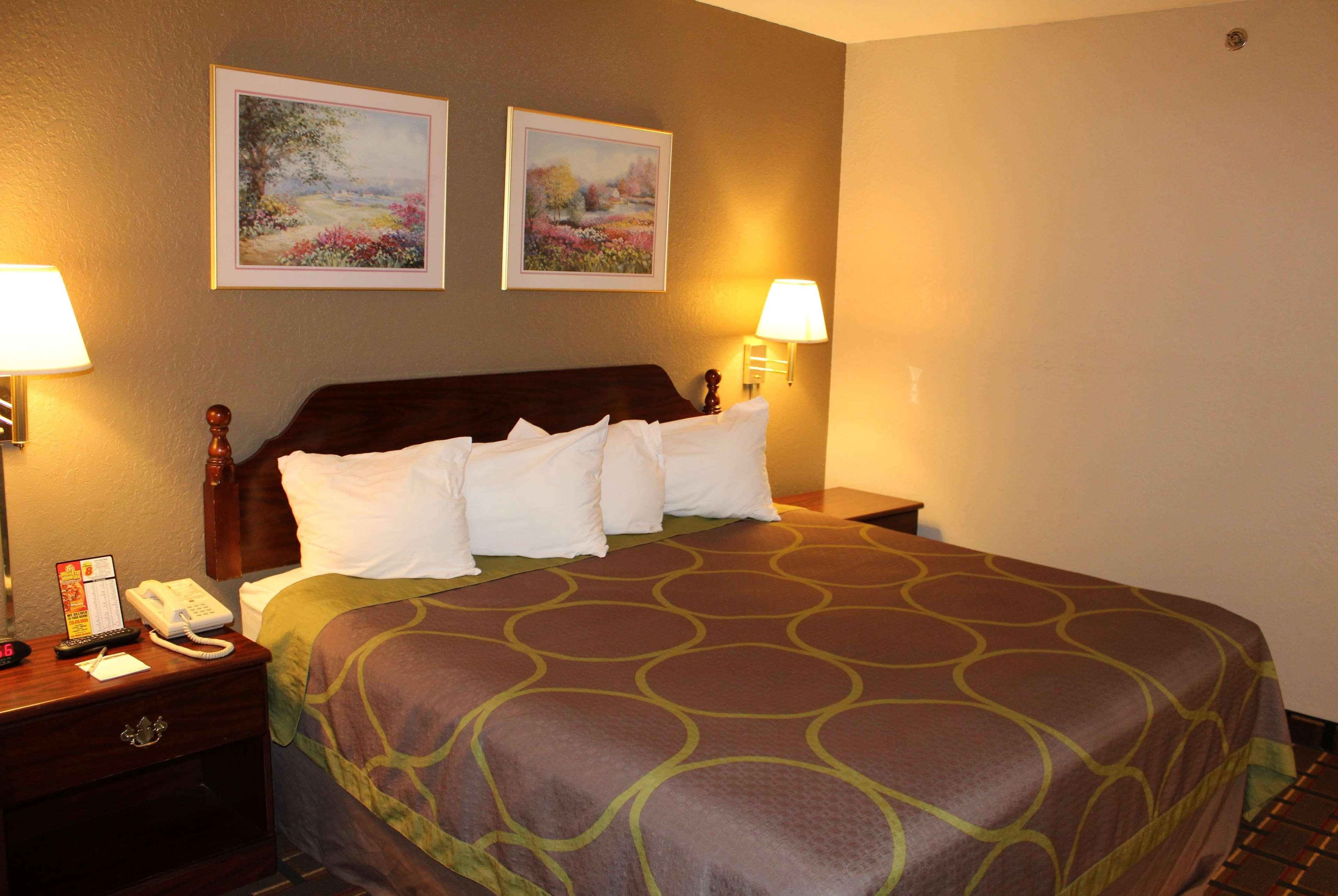 Super 8 by Wyndham Valparaiso Bagian luar foto