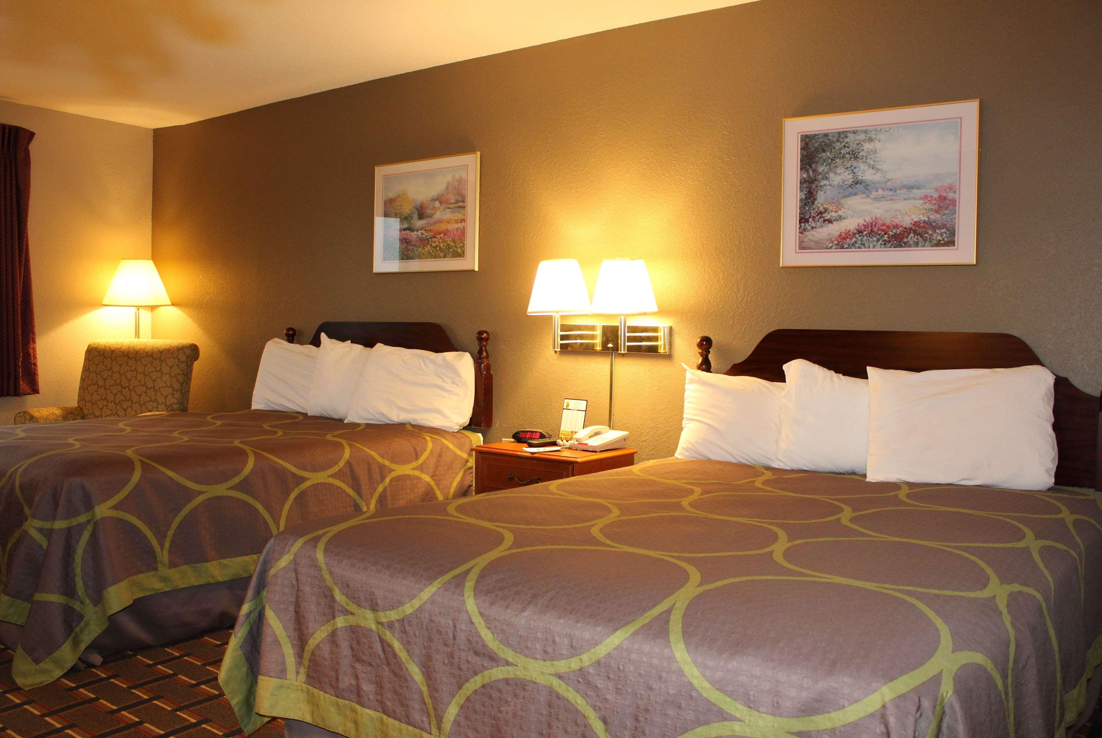 Super 8 by Wyndham Valparaiso Bagian luar foto